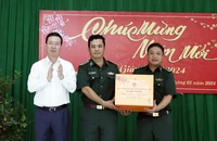 Chủ tịch nước Võ Văn Thưởng tặng quà Đồn biên phòng Thổ Châu.