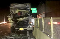 Xe ô tô tải bị dập nát phần đầu sau cú tông vào đuôi xe khách