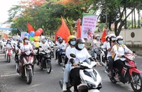 Diễu hành tuyên truyền về tác hại của thuốc lá trên một số trục đường chính của thành phố Kon Tum. (Ảnh THÙY HƯƠNG) 