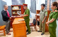 Công an huyện Đồng Phú (Bình Phước) đọc lệnh bắt tạm giam đối với Trần Thanh Tú để điều tra về hành vi hành hạ bé D.Y, là con riêng của vợ Tú. (Ảnh Thanh Trúc)