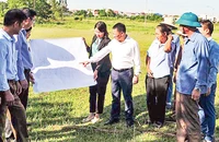 Lãnh đạo UBND huyện Mê Linh trao đổi về công tác giải phóng mặt bằng phục vụ triển khai dự án đường Vành đai 4-Vùng Thủ đô. (Ảnh CÔNG THỌ)