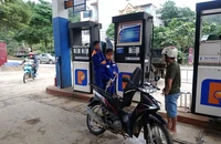 Người dân mua xăng dầu tại huyện Yên Minh (tỉnh Hà Giang).