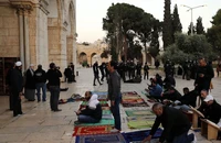Các tín đồ Hồi giáo bên ngoài đền thờ Al-Aqsa. (Ảnh TÂN HOA XÃ)