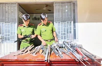 Lực lượng công an tỉnh Đồng Nai tiếp nhận vũ khí, công cụ hỗ trợ do người dân tự nguyện giao nộp. 