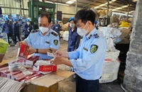 Đội Quản lý thị trường số 12 (Cục Quản lý thị trường Thành phố Hồ Chí Minh) kiểm đếm hàng hóa vi phạm trước khi tiến hành tiêu hủy tại Nhà máy Công ty cổ phần Môi trường Việt Úc.