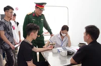 Đại diện lãnh đạo Bộ Chỉ huy quân sự tỉnh Lạng Sơn kiểm tra công tác khám sơ tuyển nghĩa vụ quân sự năm 2024 tại xã Quốc Việt, huyện Tràng Định. (Ảnh DƯƠNG NGUYÊN)