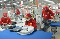 Công nhân sản xuất áo veston xuất khẩu tại Xí nghiệp May Hưng Hà (Tổng công ty May 10). (Ảnh ĐĂNG ANH)