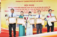 Đại diện các đơn vị xuất sắc của Quận 11 nhận Bằng khen của Thành ủy Thành phố Hồ Chí Minh tại lễ sơ kết ba năm thực hiện Kết luận số 01-KL/TW của Bộ Chính trị.