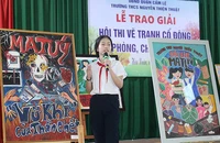 Học sinh trình bày ý nghĩa tác phẩm tại lễ trao giải Hội thi vẽ tranh cổ động về phòng, chống ma túy tại quận Cẩm Lệ (thành phố Đà Nẵng). (Ảnh ĐINH NGA) 