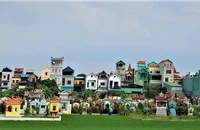 Khu nghĩa trang nhân dân nằm cạnh khu dân cư và đất lúa tại huyện Yên Mỹ, tỉnh Hưng Yên. (Ảnh: VĂN LÚA)