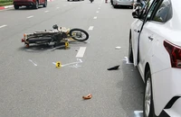 Hiện trường một vụ tai nạn giao thông xảy ra do người lái bất cẩn khi mở cửa xe ô-tô tại tỉnh Bà Rịa-Vũng Tàu. (Ảnh: THÀNH AN)