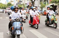 Tour “Lái xe Vespa khám phá Quận 3 đa sắc màu” thu hút nhiều du khách tham gia. 