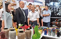 Sản phẩm thủ công mỹ nghệ sản xuất tại Bình Dương trưng bày tại Hội nghị kết nối cung-cầu hàng hóa và Hội chợ Công thương vùng Đông Nam Bộ-Bình Dương năm 2023.
