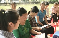 Cán bộ Trạm Y tế xã Sơn Phú (huyện Na Hang, tỉnh Tuyên Quang) tuyên truyền về dinh dưỡng và Tuần lễ làm mẹ an toàn cho người dân.