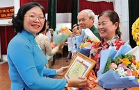 Bí thư Quận ủy Quận 5 Huỳnh Ngọc Nữ Phương Hồng trao thưởng cho các tập thể, cá nhân được tuyên dương “Dân vận khéo” năm 2023.