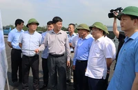 Đồng chí Nguyễn Anh Tuấn (thứ hai từ phải qua) thăm, kiểm tra tiến độ dự án đường 285B.