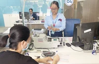 Khách hàng giao dịch tại chi nhánh ngân hàng VietinBank.