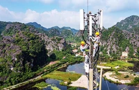 Nhân viên kỹ thuật của Viettel lắp đặt trạm thu phát di động (BTS) 4G.