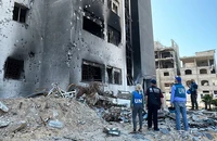 Nhân viên Liên hợp quốc đánh giá mức độ thiệt hại tại các cơ sở y tế bị phá hủy ở Gaza.