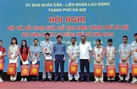 Lãnh đạo thành phố tặng quà cho các công nhân, người lao động tại Hội nghị gặp gỡ, đối thoại năm 2024.