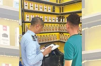 Lực lượng quản lý thị trường kiểm tra một cửa hàng kinh doanh thuốc lá điện tử trên địa bàn thành phố. (Ảnh: CTV)