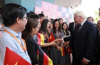 Sinh viên Trường đại học Việt Đức chào mừng Tổng thống Frank-Walter Steinmeier và phái đoàn Đức đến thăm trường.