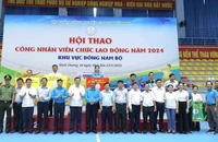 Các đội thi nhận cờ chụp ảnh lưu niệm cùng lãnh đạo Tập đoàn Công nghiệp Cao-su Việt Nam và Ban tổ chức.