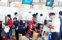 Hành khách làm thủ tục tại cảng hàng không quốc tế Nội Bài. Ảnh: SONG ANH