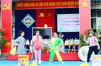 Học sinh biểu diễn tiểu phẩm về phân loại rác.