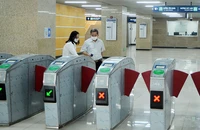 Soát vé điện tử trên tuyến đường sắt đô thị Cát Linh - Hà Đông. 