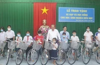 Nguyên Ủy viên Bộ Chính trị, Nguyên Phó Thủ tướng Thường trực Chính phủ Trương Hòa Bình trao xe đạp cho học sinh huyện Châu Thành, tỉnh Trà Vinh.
