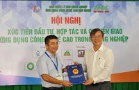 Lãnh đạo Ủy ban nhân dân tỉnh Hậu Giang trao Quyết định chấp thuận chủ trương đầu tư cho Công ty trách nhiệm hữu hạn Dasaco Hậu Giang.