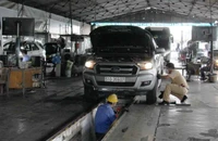 Lực lượng Cảnh sát giao thông, Công an tỉnh Bình Dương hỗ trợ nhân viên đăng kiểm, kiểm tra phương tiện tại Trung tâm Đăng kiểm 50.03S.