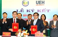 Đại diện lãnh đạo Ủy ban nhân dân tỉnh Đồng Nai và Trường đại học Kinh tế Thành phố Hồ Chí Minh ký kết hợp tác giai đoạn 2023-2026.