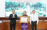 Lãnh đạo tỉnh Bến Tre trao tặng danh hiệu “Công dân Đồng Khởi danh dự” cho bà Akemi Bando.