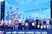 Phó Chủ tịch Thường trực Hội Liên hiệp Thanh niên Việt Nam Nguyễn Kim Quy (thứ 8 từ phải sang) trao quà tặng đại diện gia đình thanh niên công nhân gặp tai nạn lao động có hoàn cảnh khó khăn.