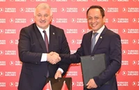 Đại diện lãnh đạo Turkish Airlines và Vietnam Airlines ký hợp tác liên danh.