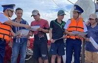 Lực lượng chấp pháp trên biển của tỉnh Bà Rịa-Vũng Tàu tuyên truyền về IUU cho ngư dân thành phố Vũng Tàu trước khi tàu xuất bến ra khơi đánh bắt thủy sản. (Ảnh: TTXVN)