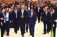 Thủ tướng Phạm Minh Chính và Thủ tướng Singapore Lý Hiển Long tiến vào Hội trường tham dự Hội nghị.