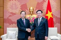 Chủ tịch Quốc hội Vương Đình Huệ và Phó Chủ tịch Quốc hội Lào Chaleun Yiapaoher. (Ảnh: DUY LINH)