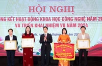 Nhiều tập thể và cá nhân có thành tích trong nghiên cứu khoa học được tặng bằng khen của Ủy ban nhân dân tỉnh Ninh Bình. (Ảnh: Yến Trinh)