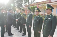 Đồng chí Võ Văn Hưng thăm chúc tết cán bộ, chiến sĩ Đồn Biên phòng cửa khẩu quốc tế La Lay.