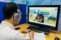 Lao động tham gia phỏng vấn tìm việc làm qua phiên giao dịch việc làm online kết nối 9 tỉnh, thành phố tại điểm cầu Hà Nội.