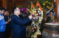 Chủ tịch Quốc hội Vương Đình Huệ dâng hương tưởng niệm Chủ tịch Hồ Chí Minh tại Khu di tích Kim Liên. (Ảnh: DUY LINH)