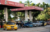 Người dân chờ đổ xăng cho các phương tiện tại trạm xăng ở La Habana, Cuba, ngày 31/1/2024. (Ảnh: AFP/TTXVN)