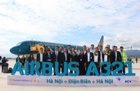 Vietnam Airlines đón hành khách trên chuyến bay về Điện Biên sau khi Sân bay Điện Biên chính thức hoạt động trở lại.