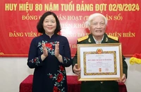 Bí thư Thành uỷ Hà Nội Bùi Thị Minh Hoài trao chứng nhận Huy hiệu 80 tuổi Đảng cho đồng chí Thân Hoạt.