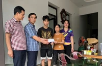 Chủ tịch Công đoàn TKV Lê Thanh Xuân thăm hỏi, động viên gia đình công nhân Công ty cổ phần Than Vàng Danh bị thiệt hại do ngập nước.