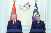 Tổng Bí thư Tô Lâm với Thủ tướng Malaysia Anwar Ibrahim tại buổi họp báo. (Ảnh: Thống Nhất/TTXVN)