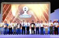 Lãnh đạo tỉnh trao giải cho tác giả, nhóm tác giả đoạt giải Nhất Giải thưởng Báo chí Huỳnh Thúc Kháng lần thứ 17.